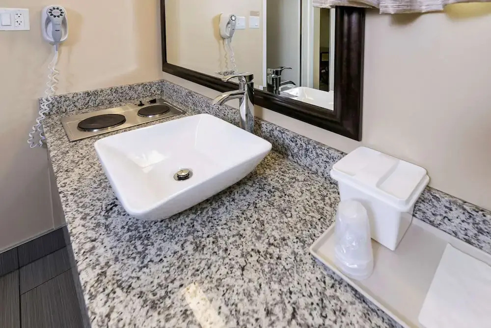 Econo Lodge Inn & Suites