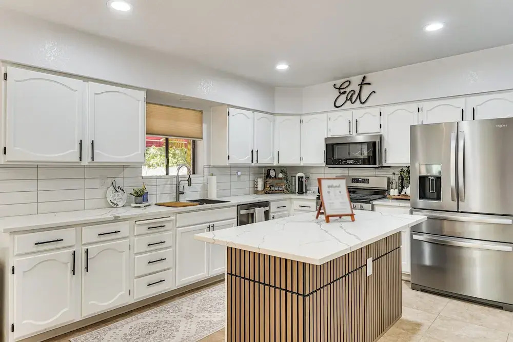 7 Mi to Sabino Canyon: Poolside Oasis w/ Mtn Views