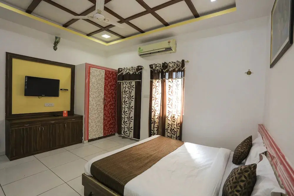 OYO 9760 Home Tej Vilas Near Celebration Mall