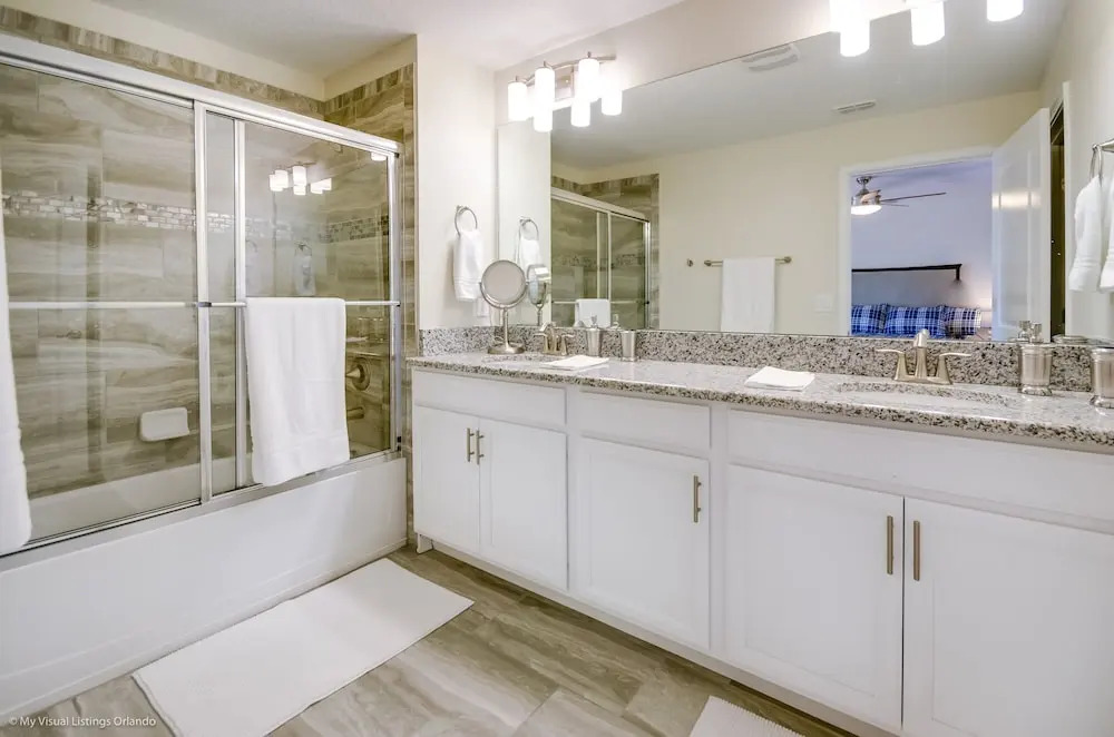 5 Bedroom House for 10 at Storey Lake