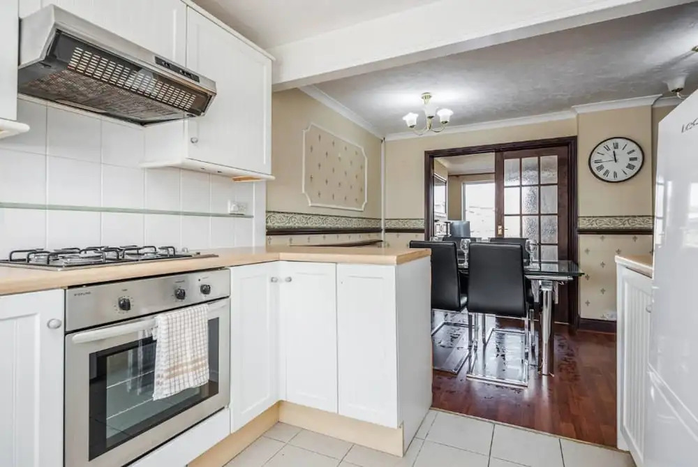 Cosy 3 Bedroom Home With Wifi, Parking & Garden