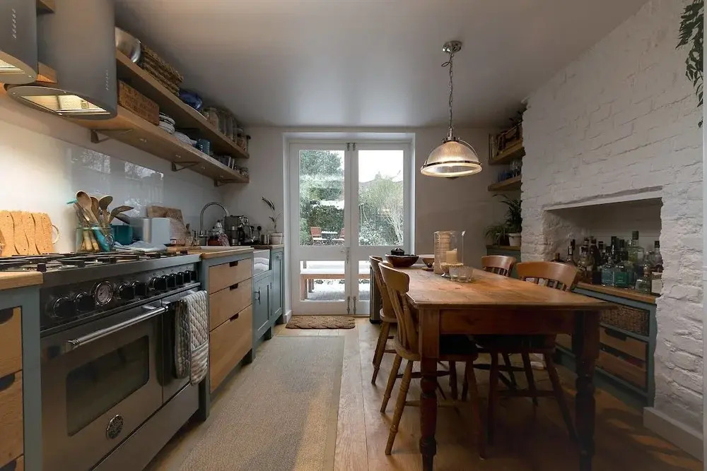 Beautiful 2 BED Garden Apartment