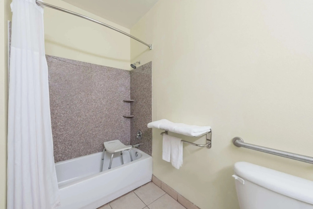 Days Inn & Suites by Wyndham Cleburne TX