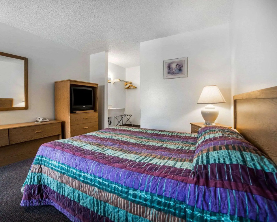 Rodeway Inn & Suites