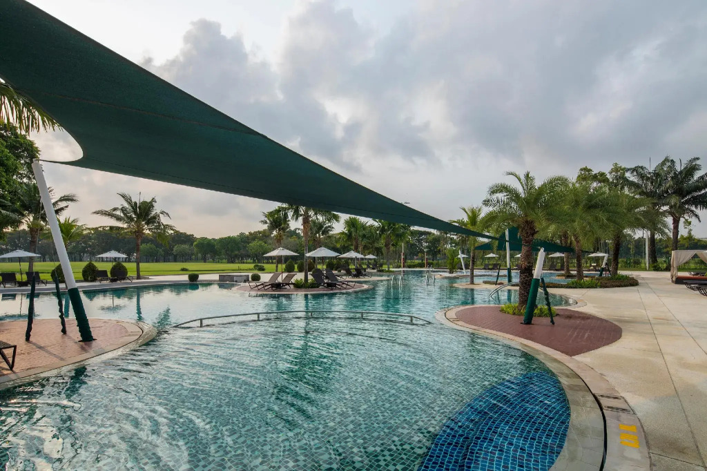 Eastin Thana City Golf Resort Bangkok Free Scheduled Shuttle from Hotel to Suvarnabhumi Airport