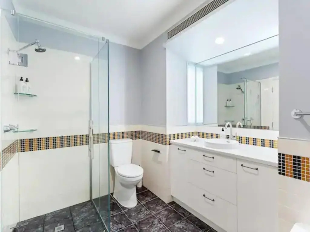 Lovely Bright Apt w/ Pool and Gym by Zodiak Stays