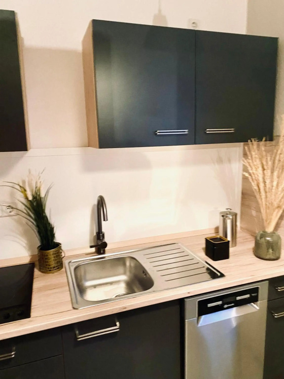Saniertes Studio mit Balkon, WLAN, Netflix & Küche in City-Nähe
