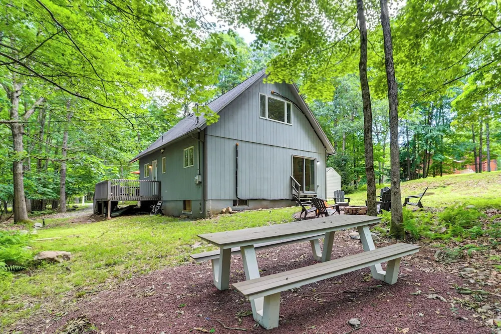 Furnished Deck + Fire Pit: Poconos Outdoorsy Gem
