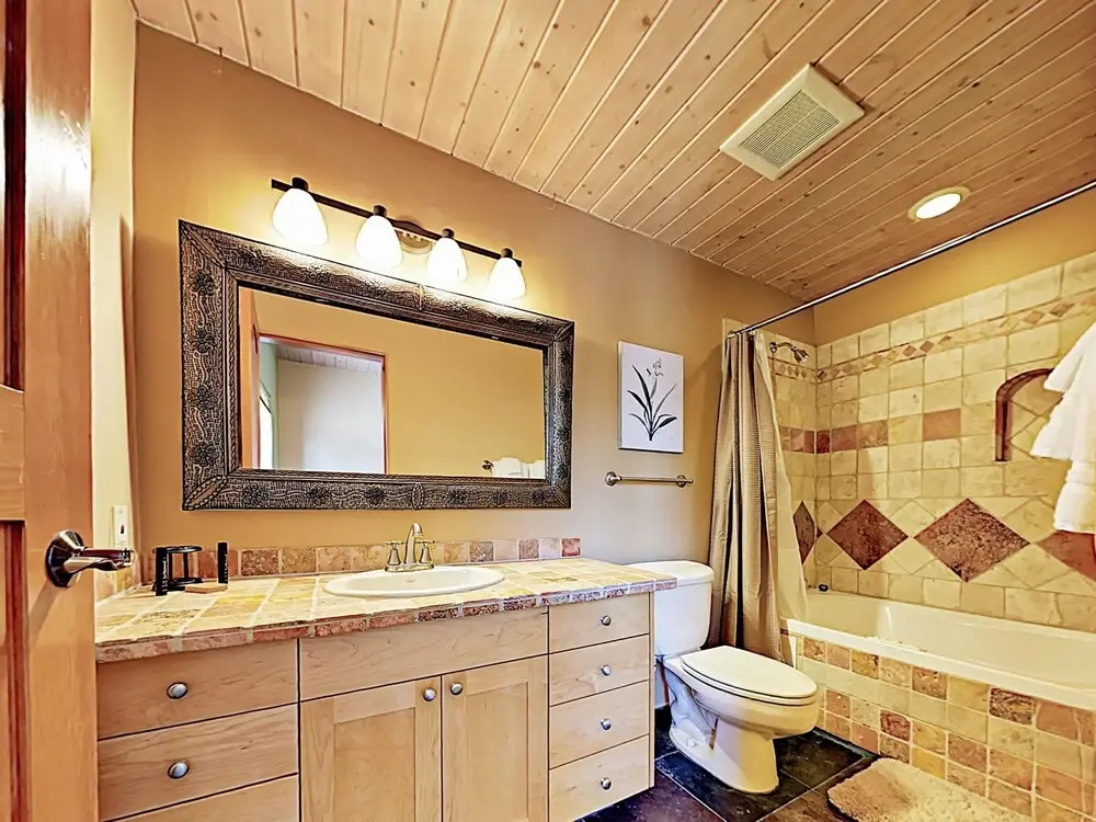 Cozy Oasis Near Plaza W/ Private Backyard & Grill 2 Bedroom Home