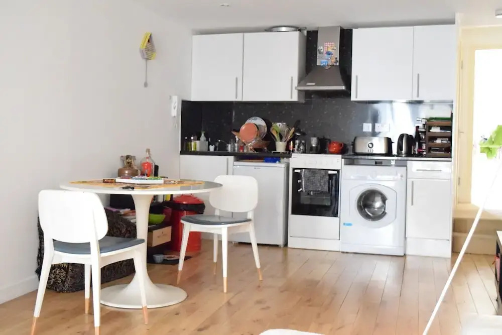 Spacious Apartment In East London With Balcony