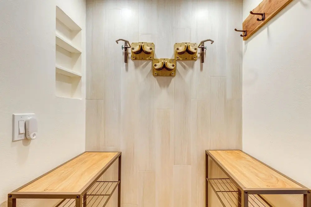 Walk to Mammoth Village: Chic Mountain Studio 101