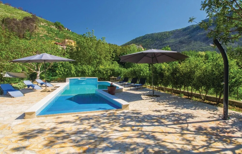 Pet Friendly Home In Zrnovnica