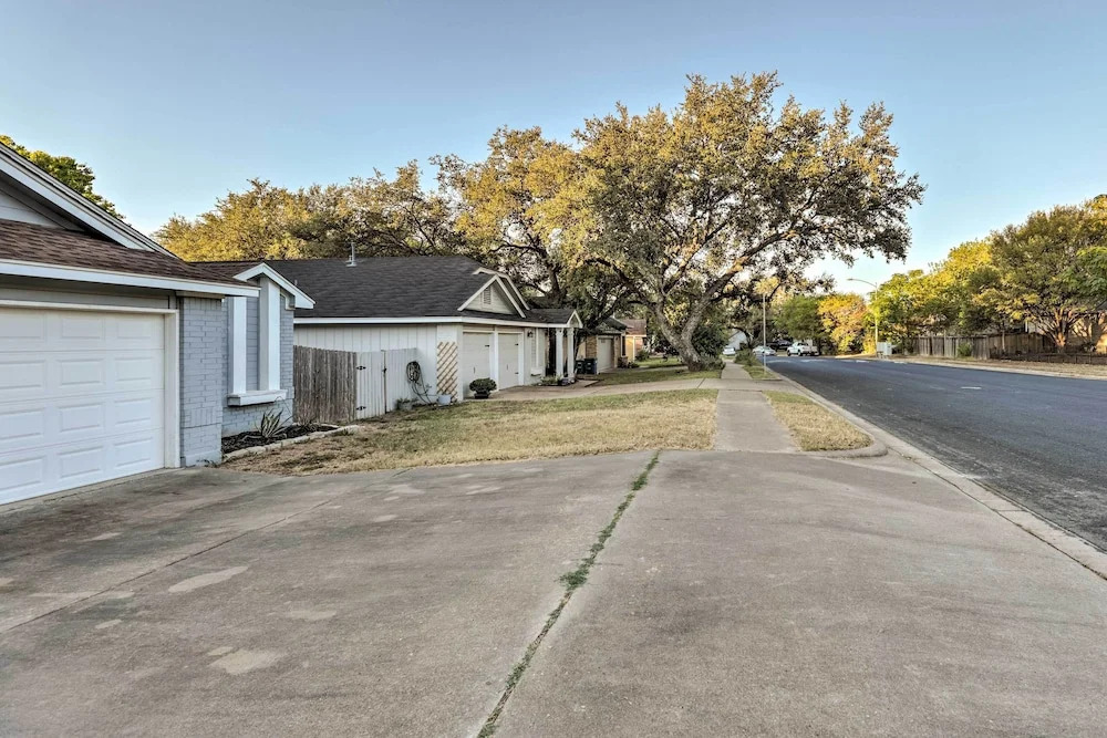 Gorgeous Austin Getaway w/ Fire Pit ~ 8 Mi to Dtwn