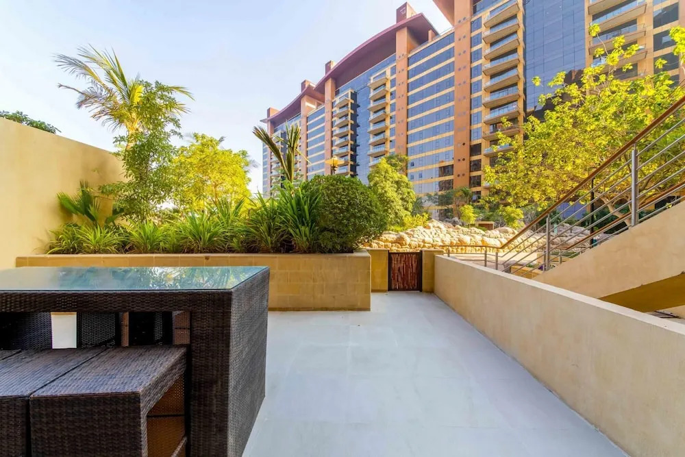 Luxury Urban Chic Apt on Palm w Prvt Beach Access