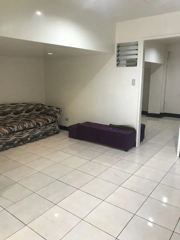 Sam's 2 Bedroom Apartment with Parking