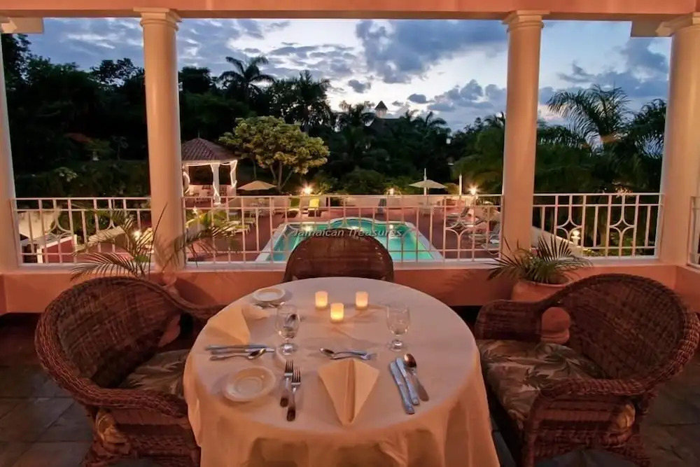 Summerhill, 8BR by Jamaican Treasures