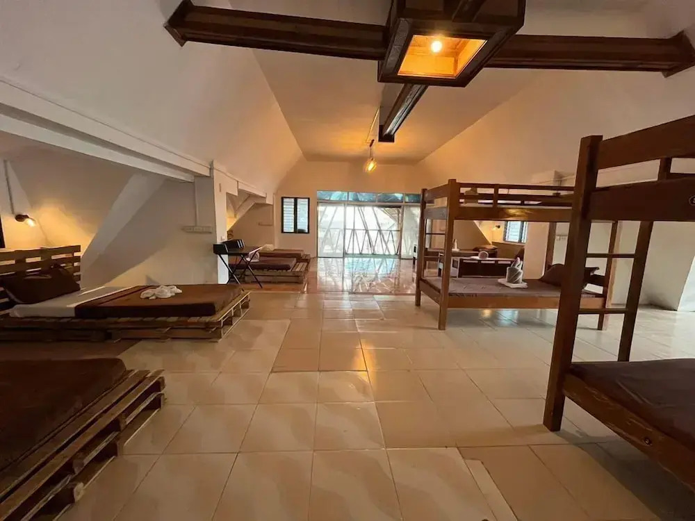 On Board Panglao Beach Hostel & Resort