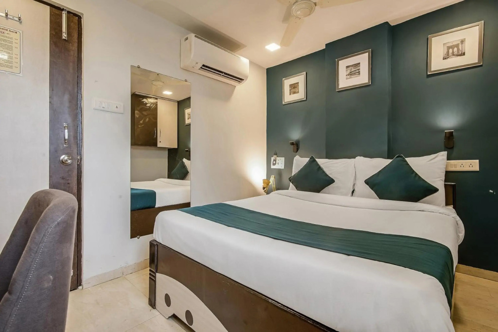 OYO SilverKey 76611 Nirsukh Palace