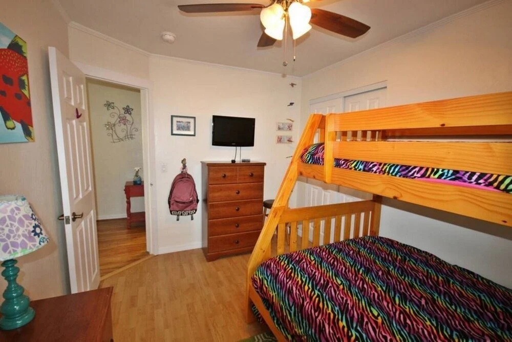 Mermaid Bungalow- 2 BR House Close to the Beach