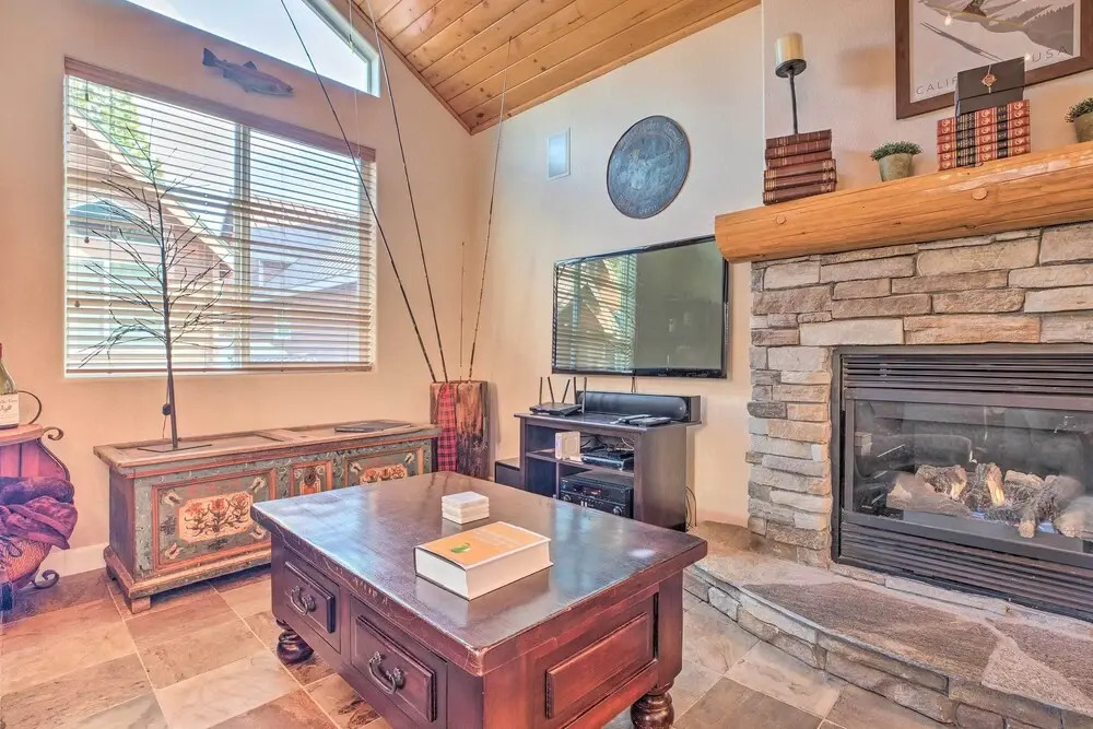 Mammoth Lakes Townhome - 10-Min Walk to Village