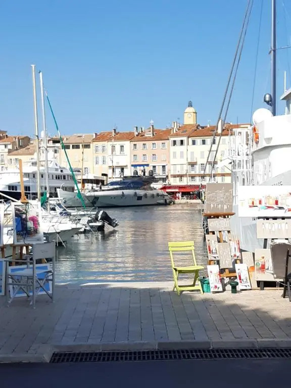 Superbe 3 pièces 4 étoiles Plein centre 70m du Port