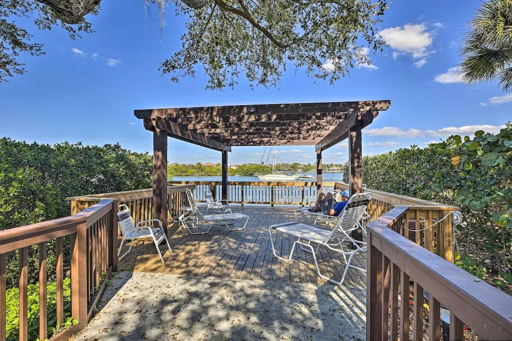 Sunny Siesta Key Condo w/ Beach Access + Pool!