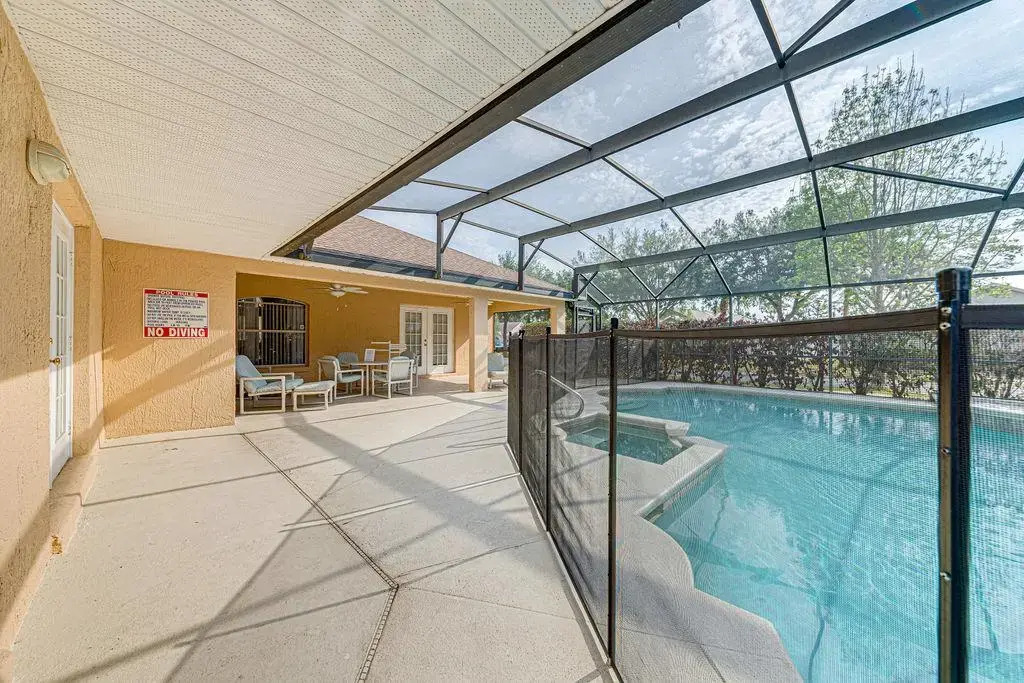 Spacious 4 Bed South Facing Pool Villa Near Disney