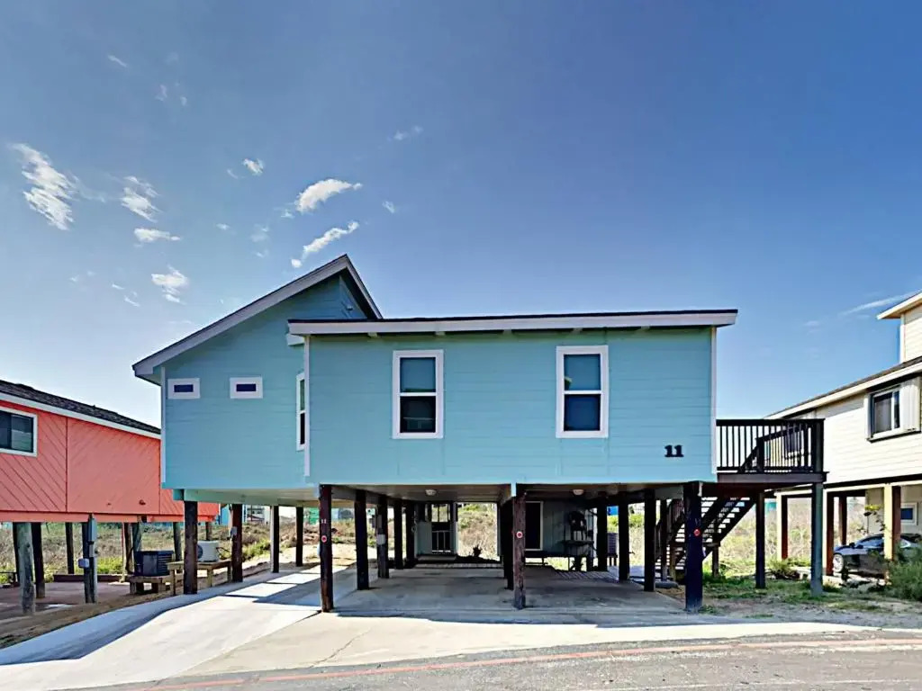 LP11 Beach House on Stilts, Ocean View from Deck, Large Master Suite, Keurig Coffee Maker