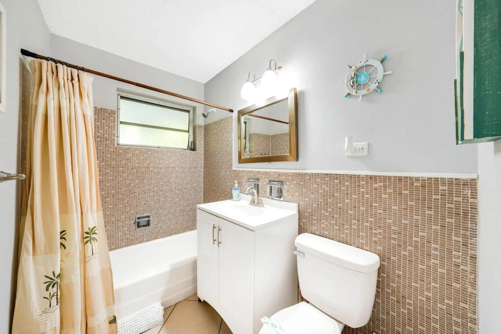 21 apartment 1 blk from beach unit 3