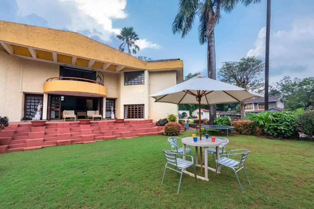 StayVistas Shantam House - Dive into relaxation with a pool and tennis lawn