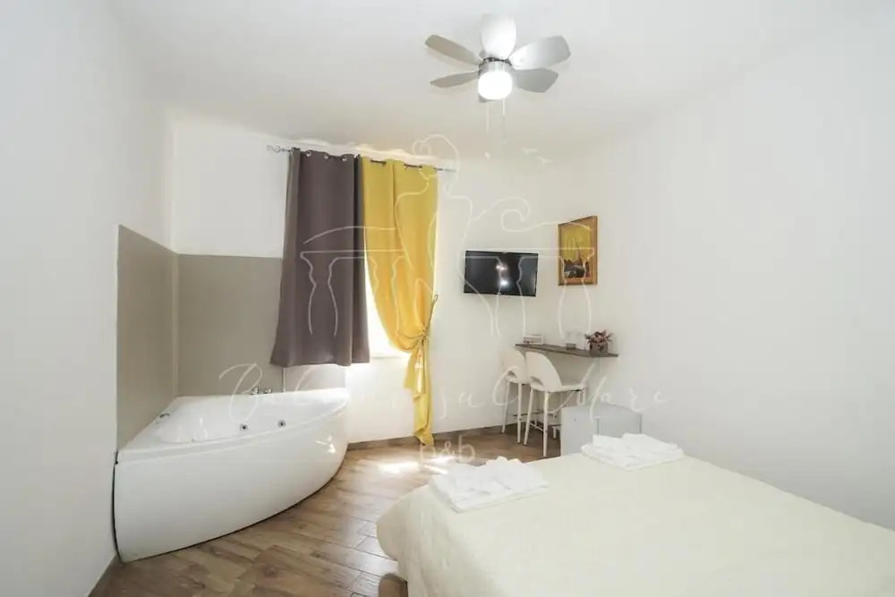 Room in B&B - B&B Balconi Sul Mare Deluxe Room With Hydromassage "la Spiaggetta"