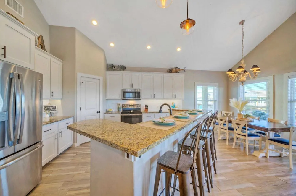 Private Pool Retreat Walk to Beach 2 Living Spaces + Game Room for Groups