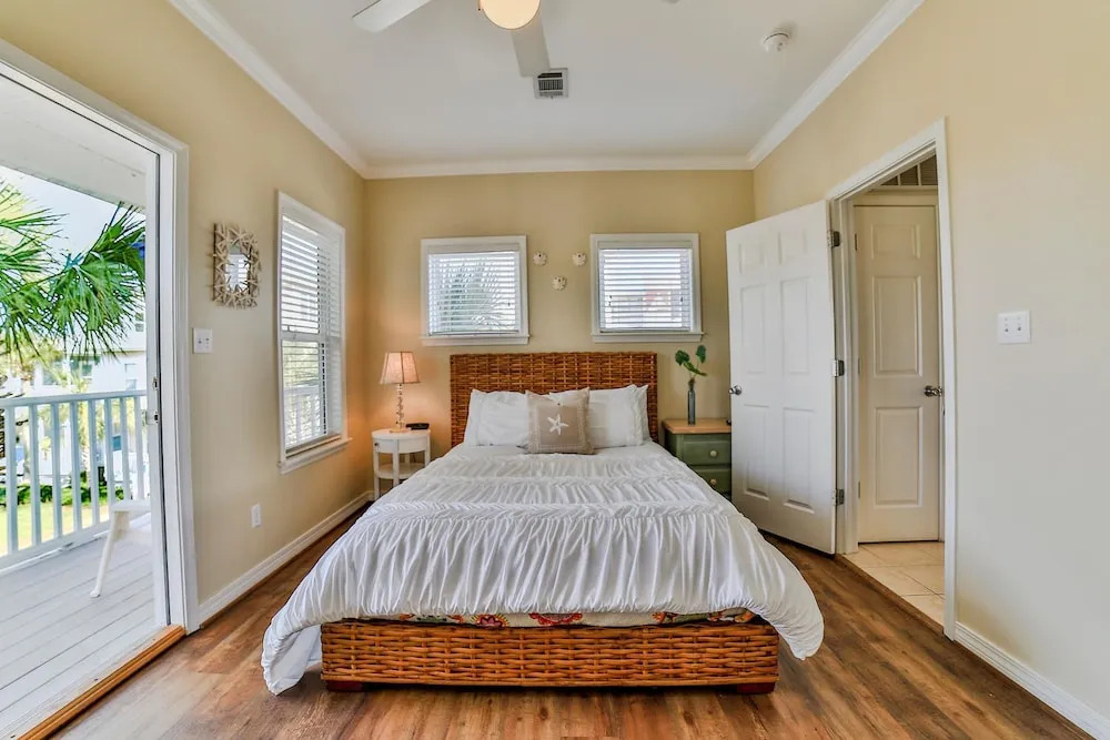 Ocean View Abode Luxurious 4bd, Walk to Beach!