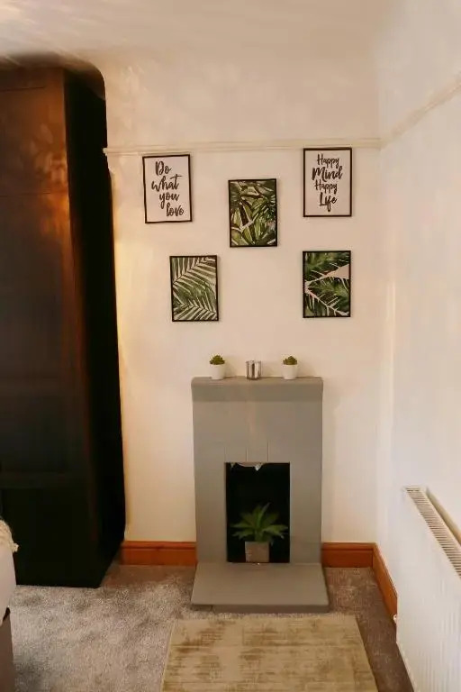 3BR House Sleeps 8 Close to Chester Zoo