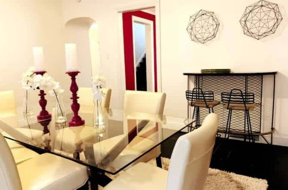 Spacious 5br Sleeps 10 University District 5 Bedroom Home