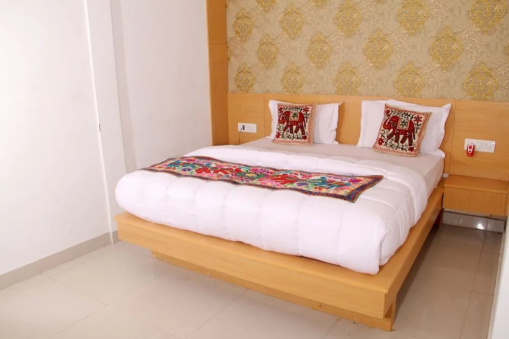 Hotel New Frontier, City Centre - Walk in Chandni Chowk & OLD Delhi Station