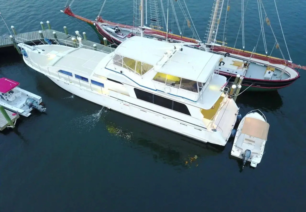 Ocean Romance Dockside B and B Yacht Hotel