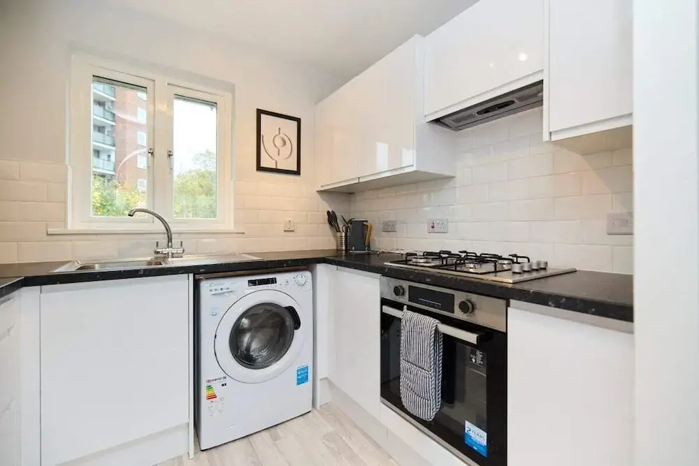 The Isleworth Place - Stunning 1bdr Flat With Balcony