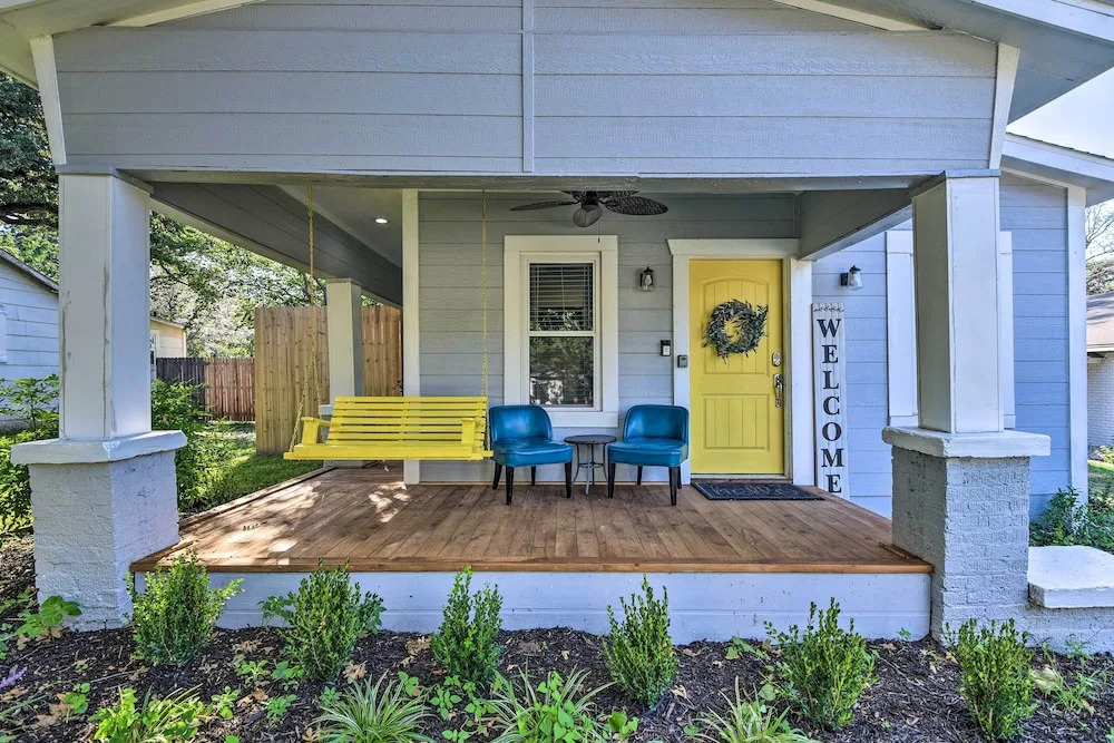 1 Mi to Uta: Arlington Elm Cottage w/ Fenced Yard