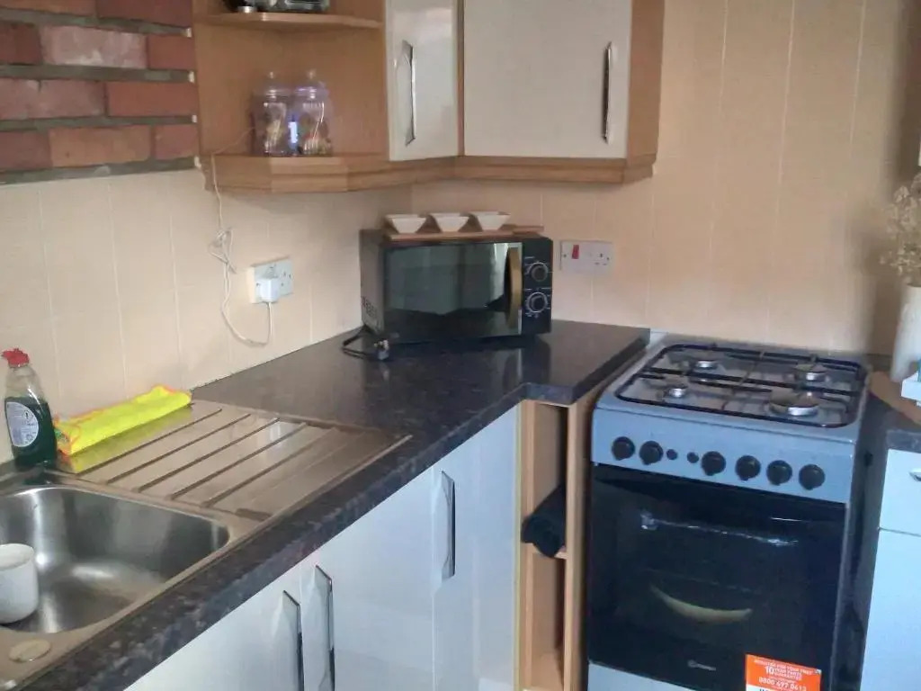 2 Bed House - Sleeps 4 - Pets - Garden - Parking