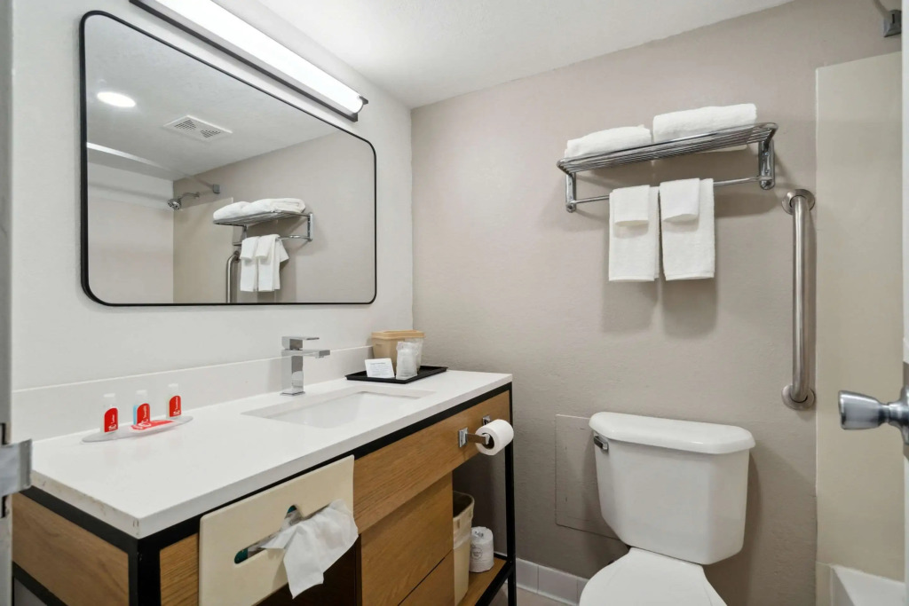 Econo Lodge Inn & Suites Waterloo Downtown