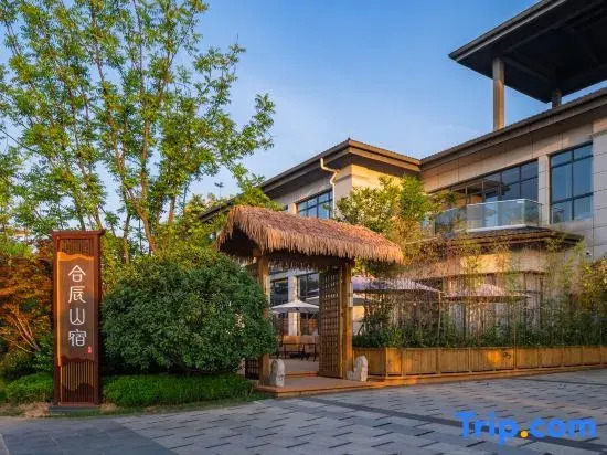 Huatai Hechen Mountain Lodge (Taibai Mountain Tang Town)