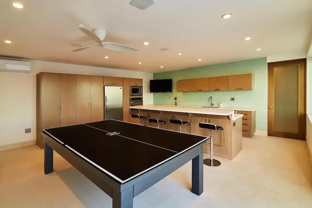 Luxurious Oceanfront Living, Minutes From Downtown: Villa Land's End