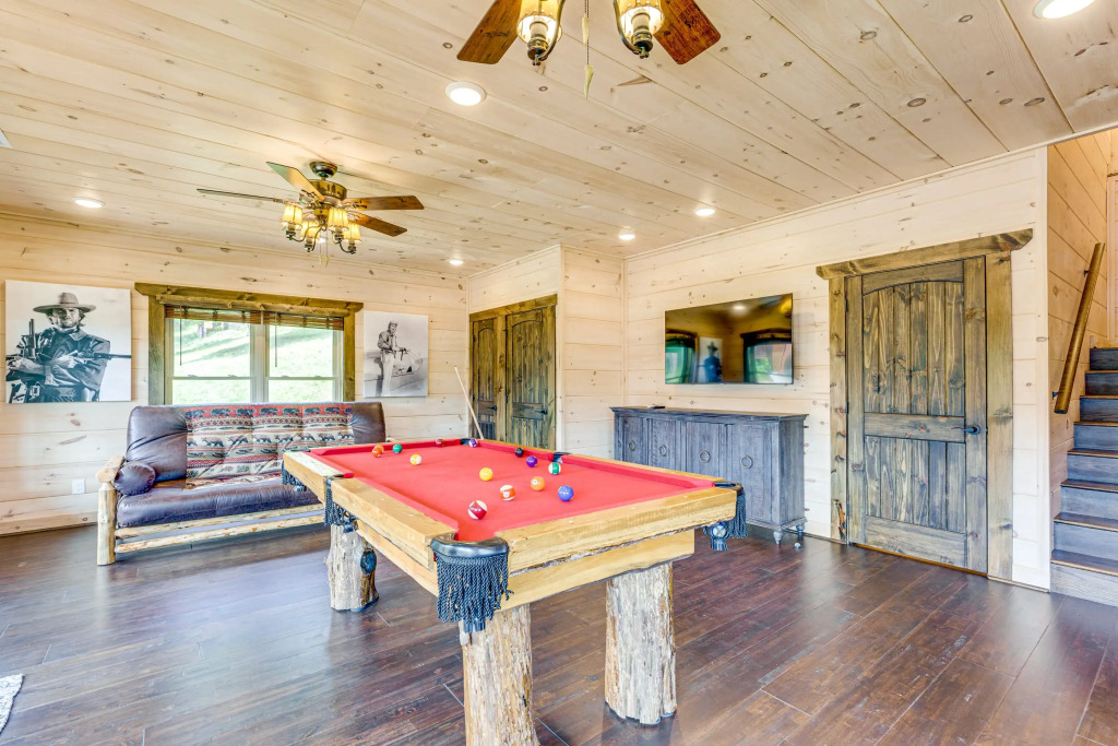 Misty Mountain Stop: Mountain Views, Hot Tub, Game Room, Theater Room