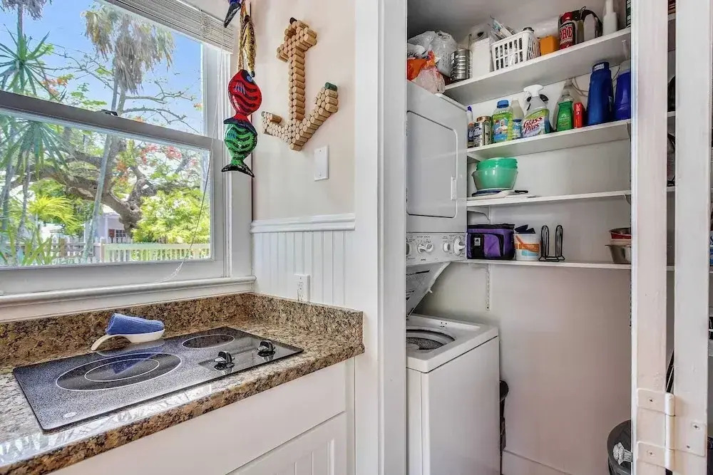 Land Of Love by Avantstay Pets Allowed! Shared Pool! Great Location! Month Long Stays Only