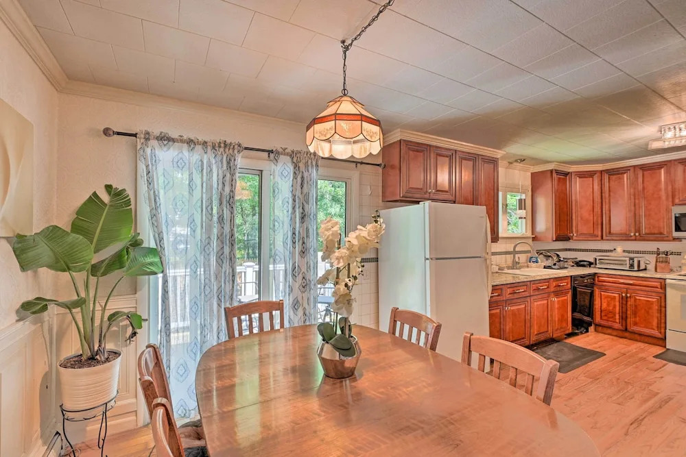 Cute Ellsworth Home w/ Deck, 16 Mi to Acadia!