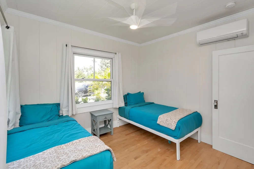 Gorgeous Renovated 1937 Plantation Style Beach House 50 Steps to the Center of the Beach home