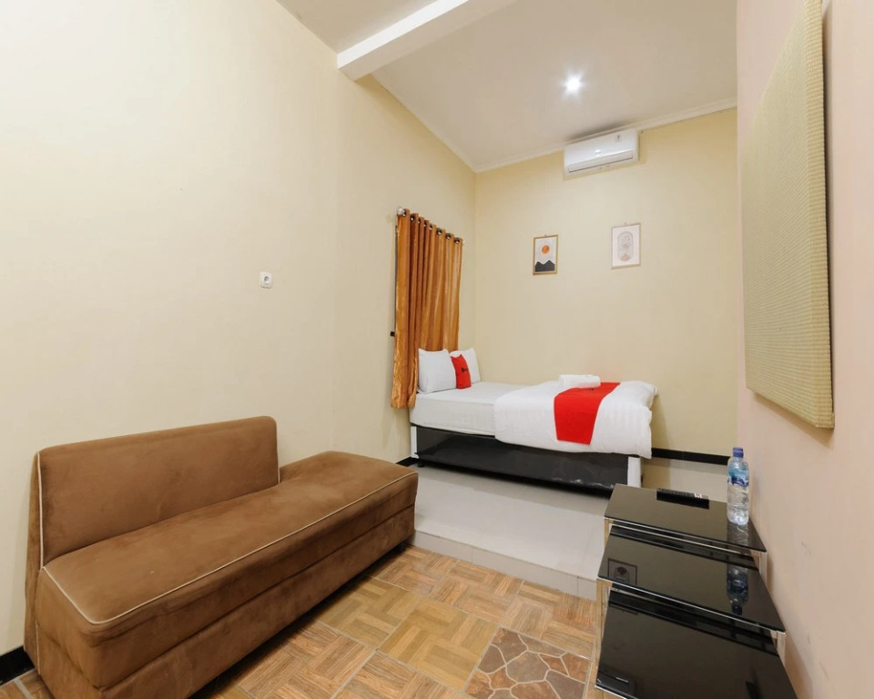 RedDoorz near The Jungle Waterpark Bogor