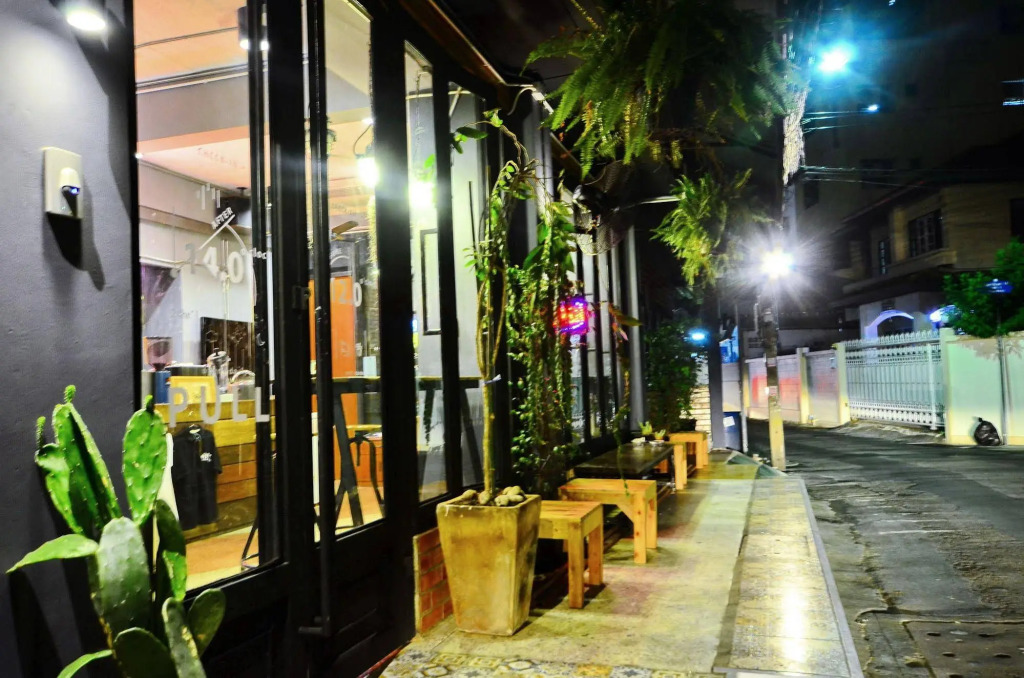 The neighbor hoot hostel & cafe