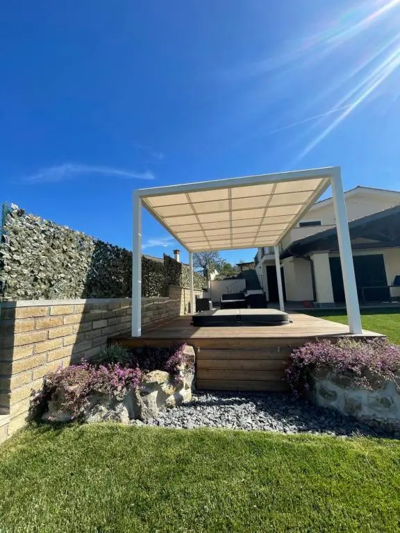 VILLA "Lago Blu" vista lago di Bracciano, con vasca idromassaggio esterna
